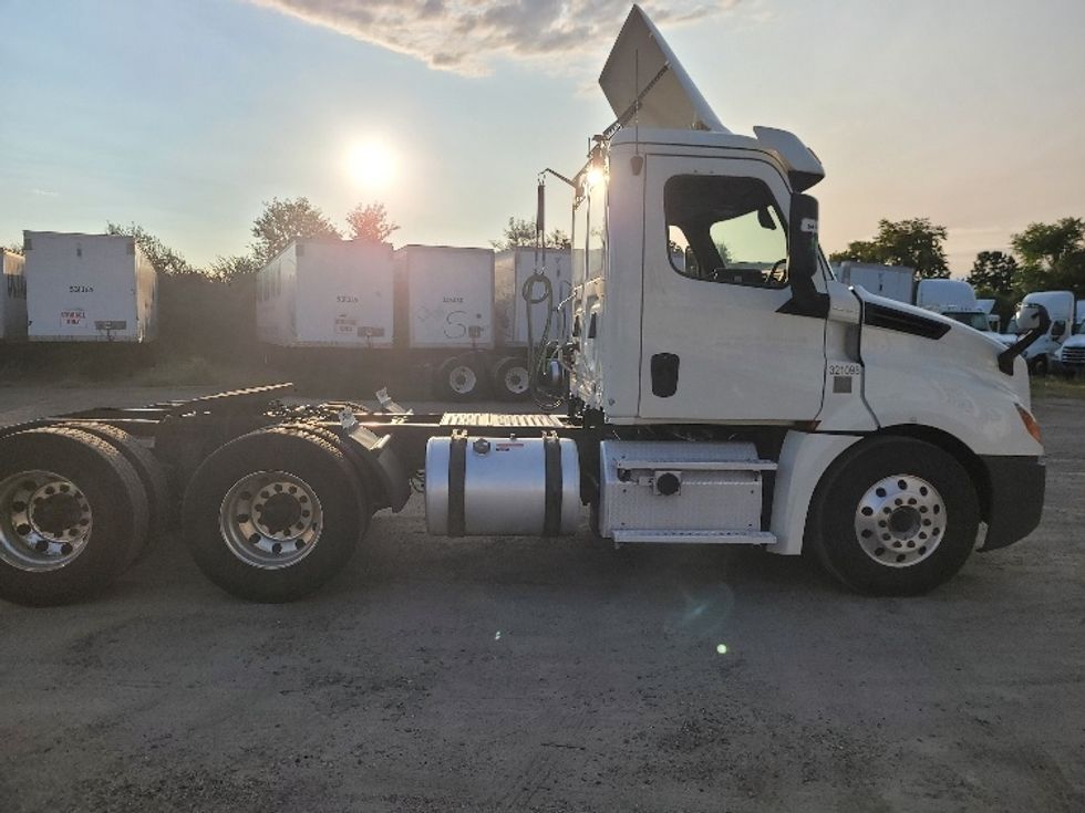 Day Cab Tractor-Heavy Duty Tractors-Freightliner-2019-T12664ST-Fitchburg-MA-612,582\n\t\tmiles-$ 34,250 - Image 8