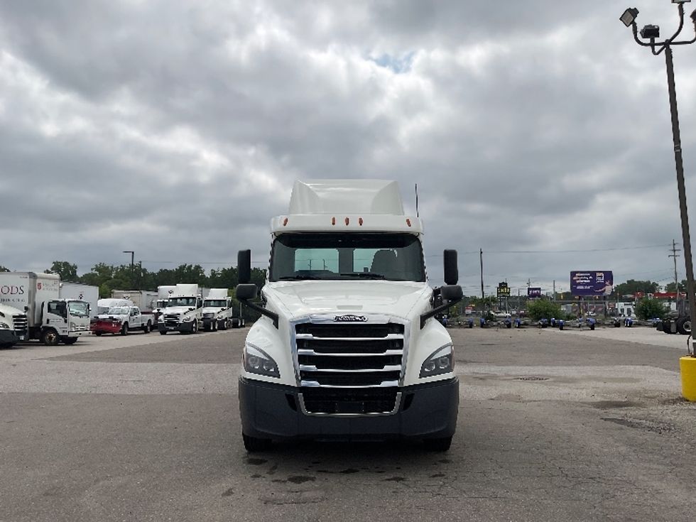 Day Cab Tractor-Heavy Duty Tractors-Freightliner-2019-T12664ST-Flint-MI-291,241\n\t\tmiles-$ 49,250 - Image 2