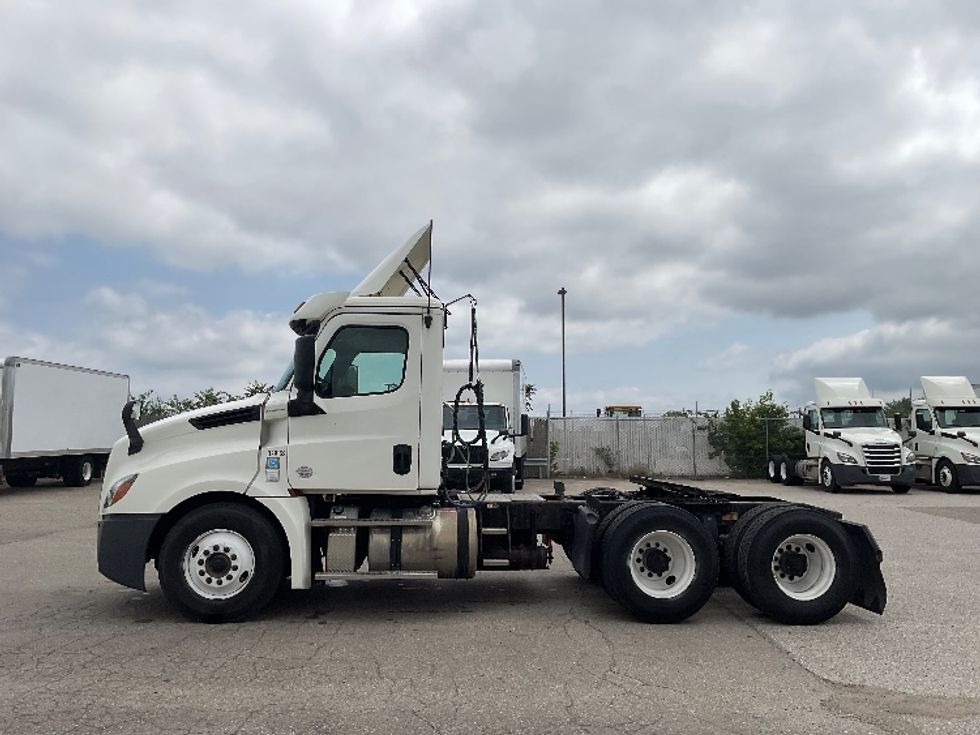 Day Cab Tractor-Heavy Duty Tractors-Freightliner-2019-T12664ST-Flint-MI-291,241\n\t\tmiles-$ 49,250 - Image 4