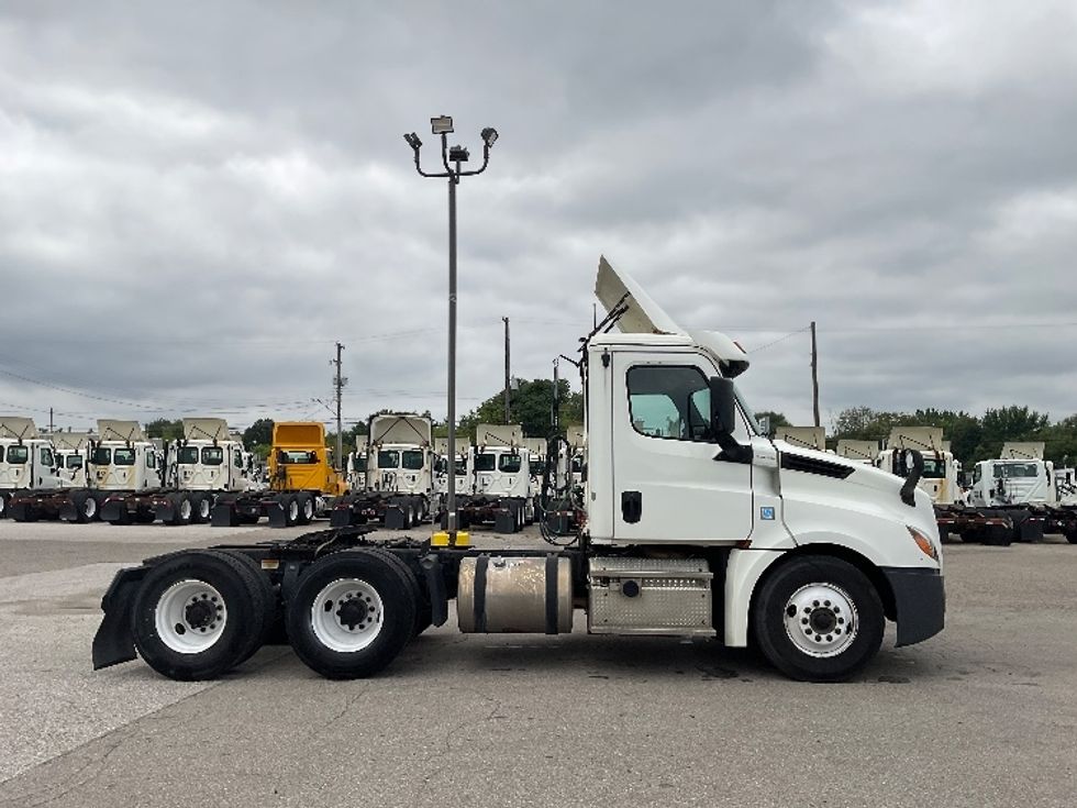 Day Cab Tractor-Heavy Duty Tractors-Freightliner-2019-T12664ST-Flint-MI-291,241\n\t\tmiles-$ 49,250 - Image 8