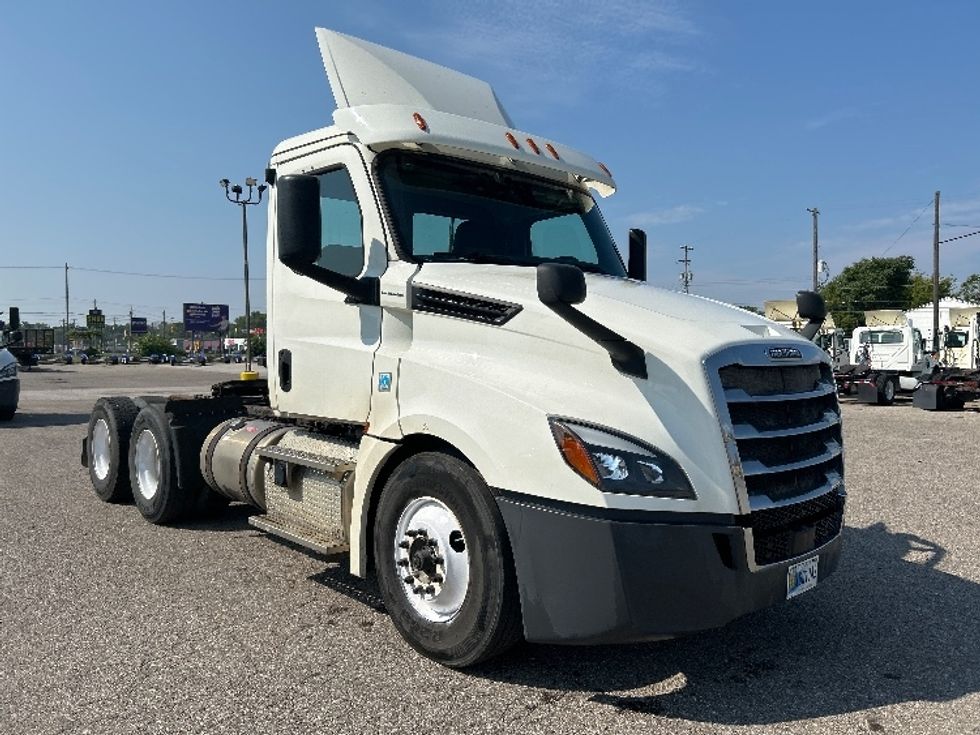 Day Cab Tractor-Heavy Duty Tractors-Freightliner-2019-T12664ST-Flint-MI-294,789\n\t\tmiles-$ 49,000 - Image 1