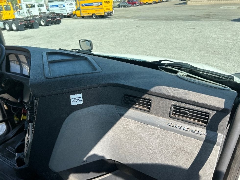 Day Cab Tractor-Heavy Duty Tractors-Freightliner-2019-T12664ST-Flint-MI-294,789\n\t\tmiles-$ 49,000 - Image 12