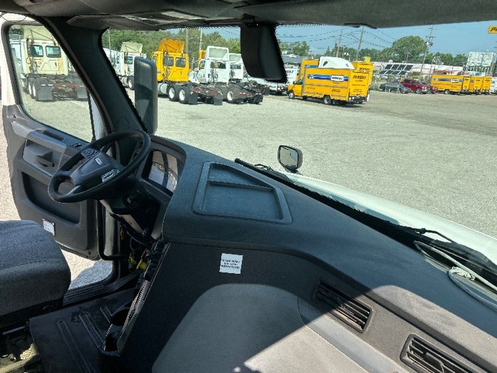Day Cab Tractor-Heavy Duty Tractors-Freightliner-2019-T12664ST-Flint-MI-294,789\n\t\tmiles-$ 49,000 - Image 13