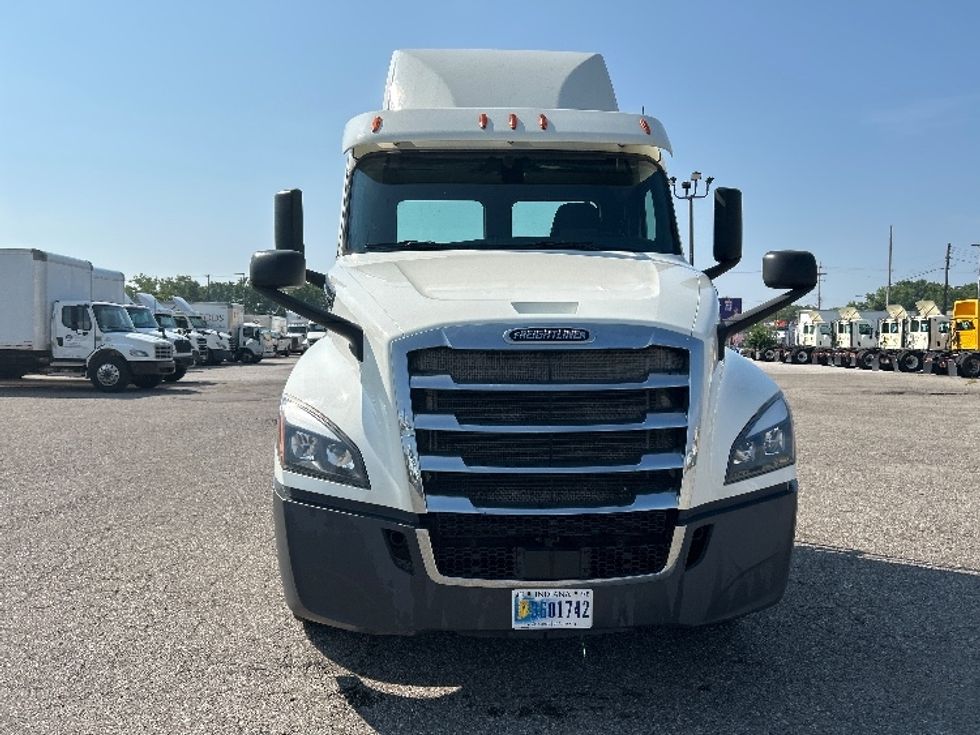 2019 Freightliner Cascadia 126" Day cab photo 2