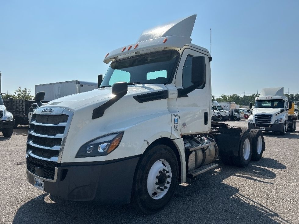 2019 Freightliner Cascadia 126" Day cab photo 3