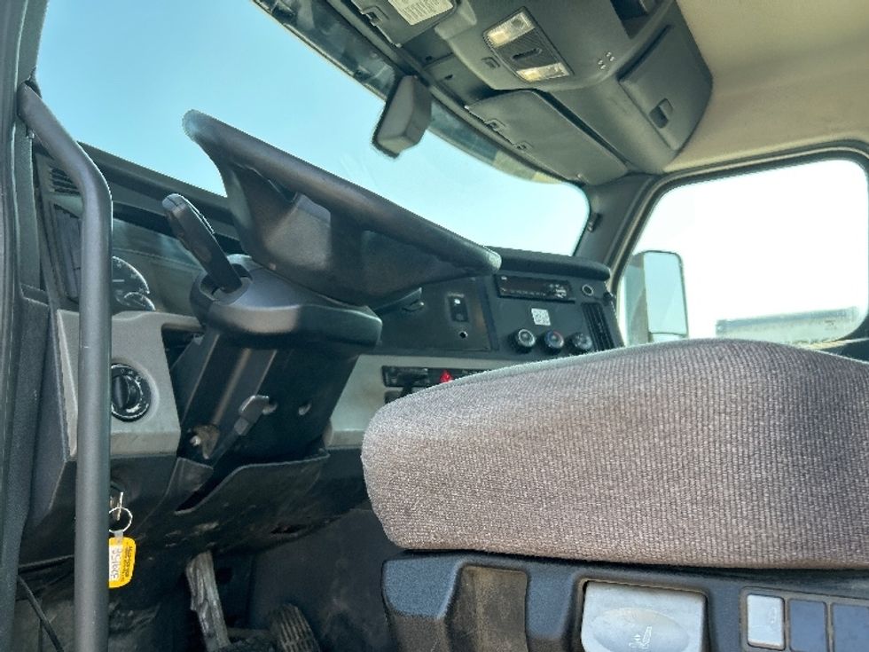Day Cab Tractor-Heavy Duty Tractors-Freightliner-2019-T12664ST-Flint-MI-294,789\n\t\tmiles-$ 49,000 - Image 8