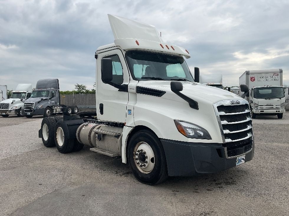 Day Cab Tractor-Heavy Duty Tractors-Freightliner-2019-T12664ST-Flint-MI-389,802\n\t\tmiles-$ 44,250 - Image 1