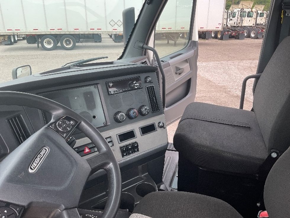 Day Cab Tractor-Heavy Duty Tractors-Freightliner-2019-T12664ST-Flint-MI-389,802\n\t\tmiles-$ 44,250 - Image 10