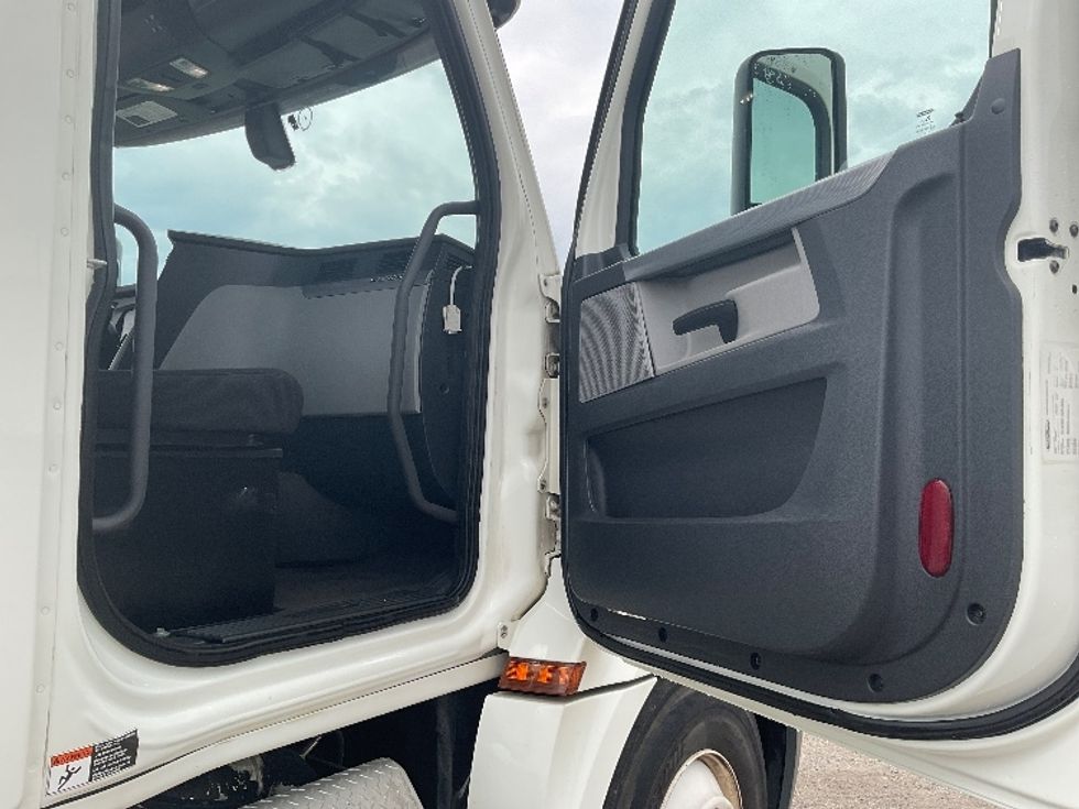 Day Cab Tractor-Heavy Duty Tractors-Freightliner-2019-T12664ST-Flint-MI-389,802\n\t\tmiles-$ 44,250 - Image 12