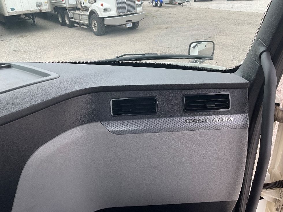 Day Cab Tractor-Heavy Duty Tractors-Freightliner-2019-T12664ST-Flint-MI-389,802\n\t\tmiles-$ 44,250 - Image 13