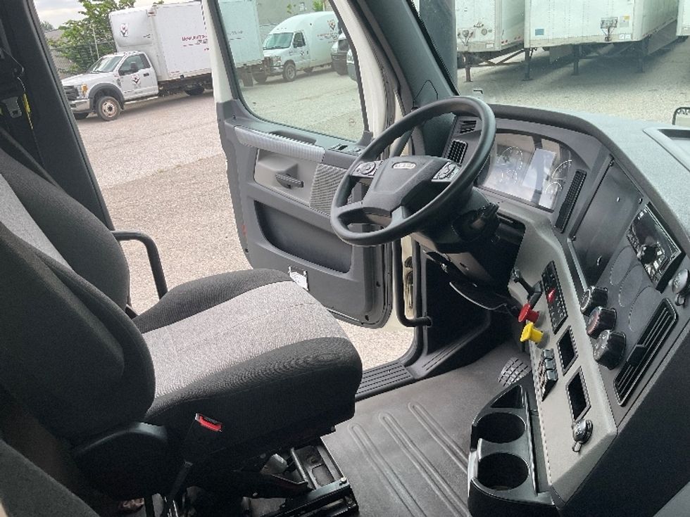 Day Cab Tractor-Heavy Duty Tractors-Freightliner-2019-T12664ST-Flint-MI-389,802\n\t\tmiles-$ 44,250 - Image 14