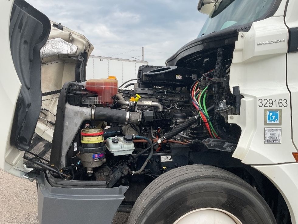 Day Cab Tractor-Heavy Duty Tractors-Freightliner-2019-T12664ST-Flint-MI-389,802\n\t\tmiles-$ 44,250 - Image 16