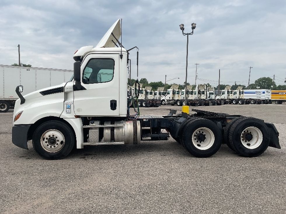 Day Cab Tractor-Heavy Duty Tractors-Freightliner-2019-T12664ST-Flint-MI-389,802\n\t\tmiles-$ 44,250 - Image 4