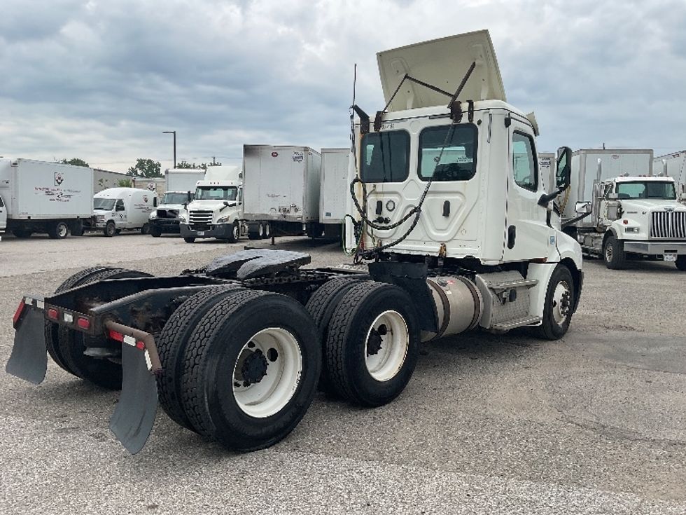 Day Cab Tractor-Heavy Duty Tractors-Freightliner-2019-T12664ST-Flint-MI-389,802\n\t\tmiles-$ 44,250 - Image 7