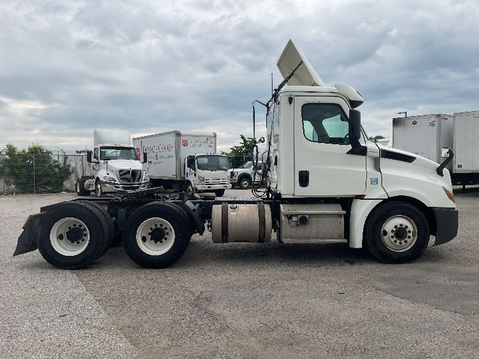Day Cab Tractor-Heavy Duty Tractors-Freightliner-2019-T12664ST-Flint-MI-389,802\n\t\tmiles-$ 44,250 - Image 8