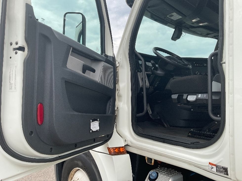 Day Cab Tractor-Heavy Duty Tractors-Freightliner-2019-T12664ST-Flint-MI-389,802\n\t\tmiles-$ 44,250 - Image 9