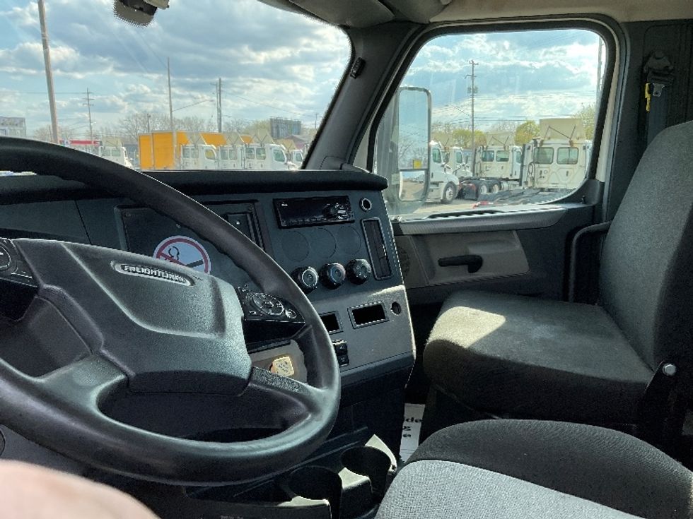 Day Cab Tractor-Heavy Duty Tractors-Freightliner-2019-T12664ST-Flint-MI-408,830\n\t\tmiles-$ 43,250 - Image 10