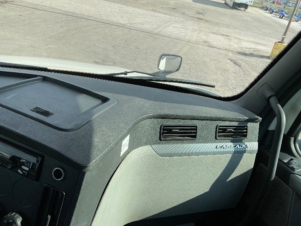 Day Cab Tractor-Heavy Duty Tractors-Freightliner-2019-T12664ST-Flint-MI-408,830\n\t\tmiles-$ 43,250 - Image 13