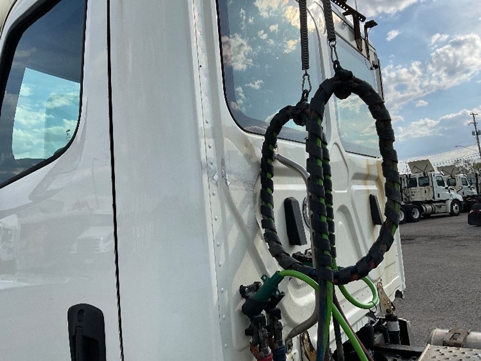 Day Cab Tractor-Heavy Duty Tractors-Freightliner-2019-T12664ST-Flint-MI-408,830\n\t\tmiles-$ 43,250 - Image 17