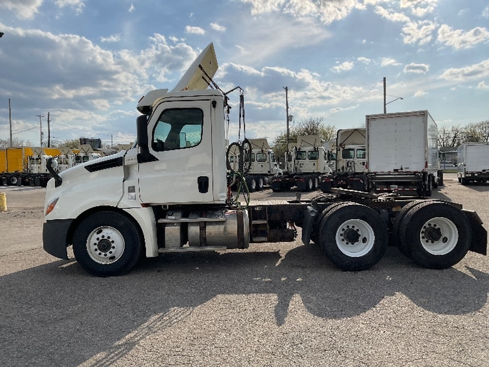 Day Cab Tractor-Heavy Duty Tractors-Freightliner-2019-T12664ST-Flint-MI-408,830\n\t\tmiles-$ 43,250 - Image 4
