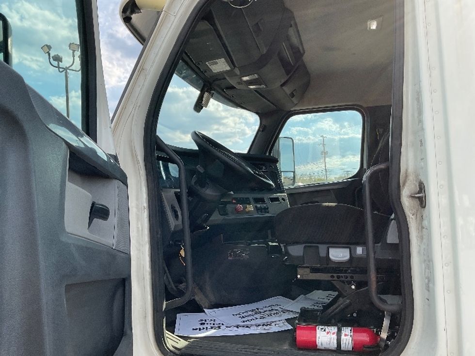 Day Cab Tractor-Heavy Duty Tractors-Freightliner-2019-T12664ST-Flint-MI-408,830\n\t\tmiles-$ 43,250 - Image 9