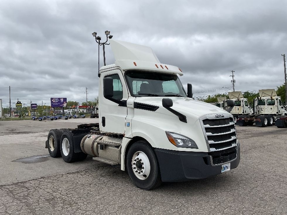 Day Cab Tractor-Heavy Duty Tractors-Freightliner-2019-T12664ST-Flint-MI-433,043\n\t\tmiles-$ 42,250 - Image 1