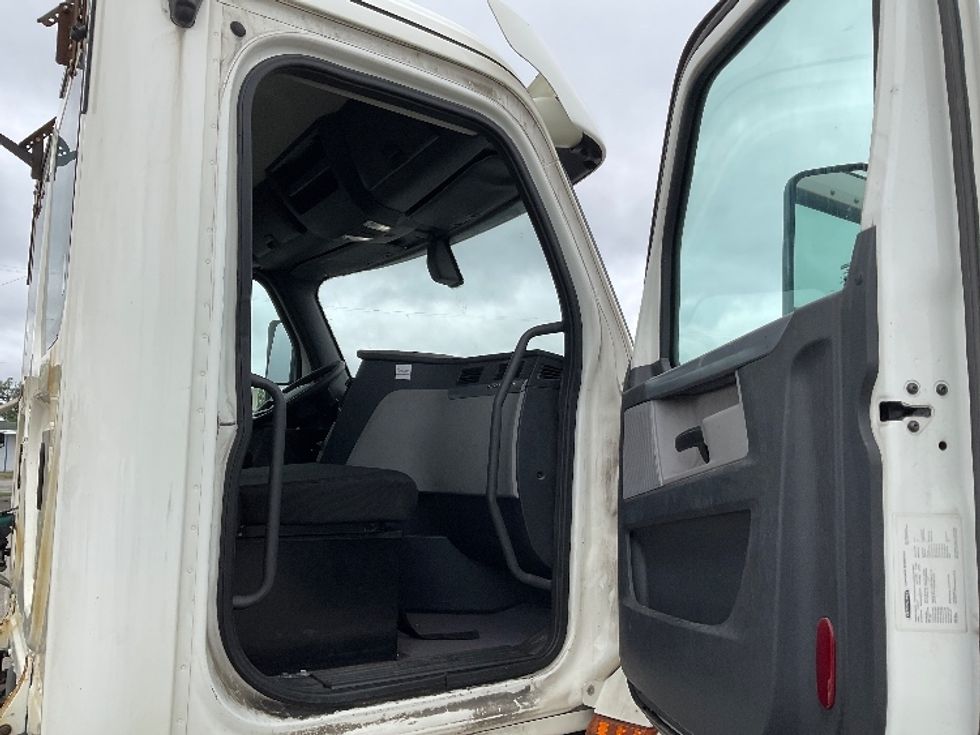 Day Cab Tractor-Heavy Duty Tractors-Freightliner-2019-T12664ST-Flint-MI-433,043\n\t\tmiles-$ 42,250 - Image 12