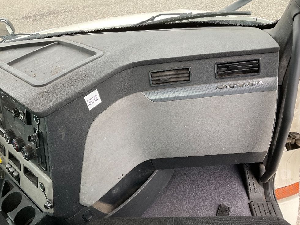 Day Cab Tractor-Heavy Duty Tractors-Freightliner-2019-T12664ST-Flint-MI-433,043\n\t\tmiles-$ 42,250 - Image 13