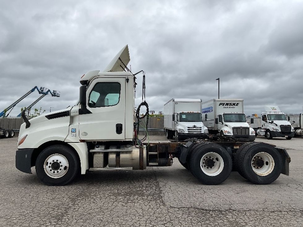 Day Cab Tractor-Heavy Duty Tractors-Freightliner-2019-T12664ST-Flint-MI-433,043\n\t\tmiles-$ 42,250 - Image 4