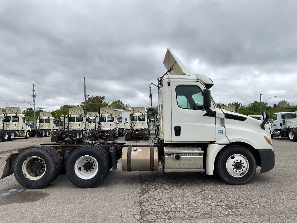 Day Cab Tractor-Heavy Duty Tractors-Freightliner-2019-T12664ST-Flint-MI-433,043\n\t\tmiles-$ 42,250 - Image 8