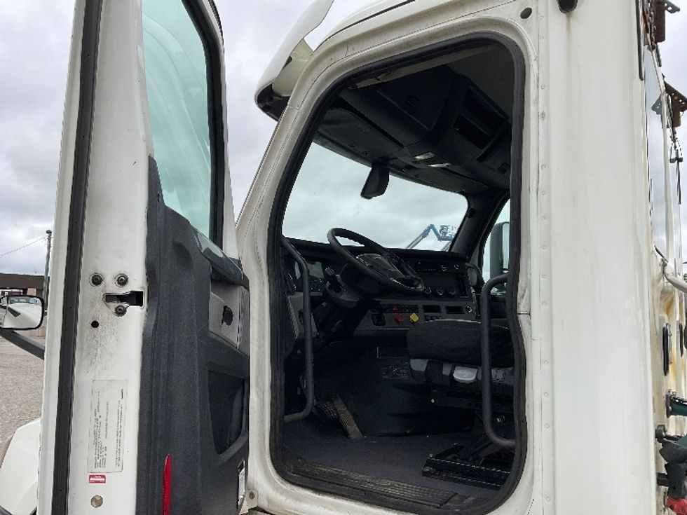 Day Cab Tractor-Heavy Duty Tractors-Freightliner-2019-T12664ST-Flint-MI-433,043\n\t\tmiles-$ 42,250 - Image 9