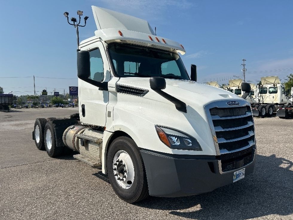Day Cab Tractor-Heavy Duty Tractors-Freightliner-2019-T12664ST-Flint-MI-451,561\n\t\tmiles-$ 41,250 - Image 1