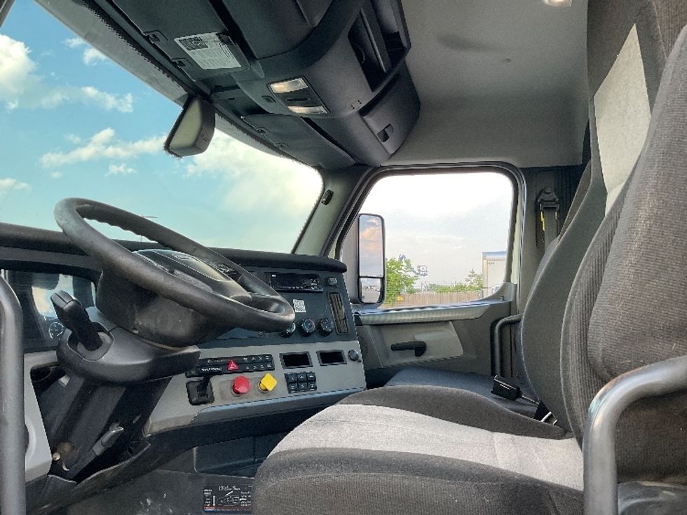 Day Cab Tractor-Heavy Duty Tractors-Freightliner-2019-T12664ST-Flint-MI-451,561\n\t\tmiles-$ 41,250 - Image 10