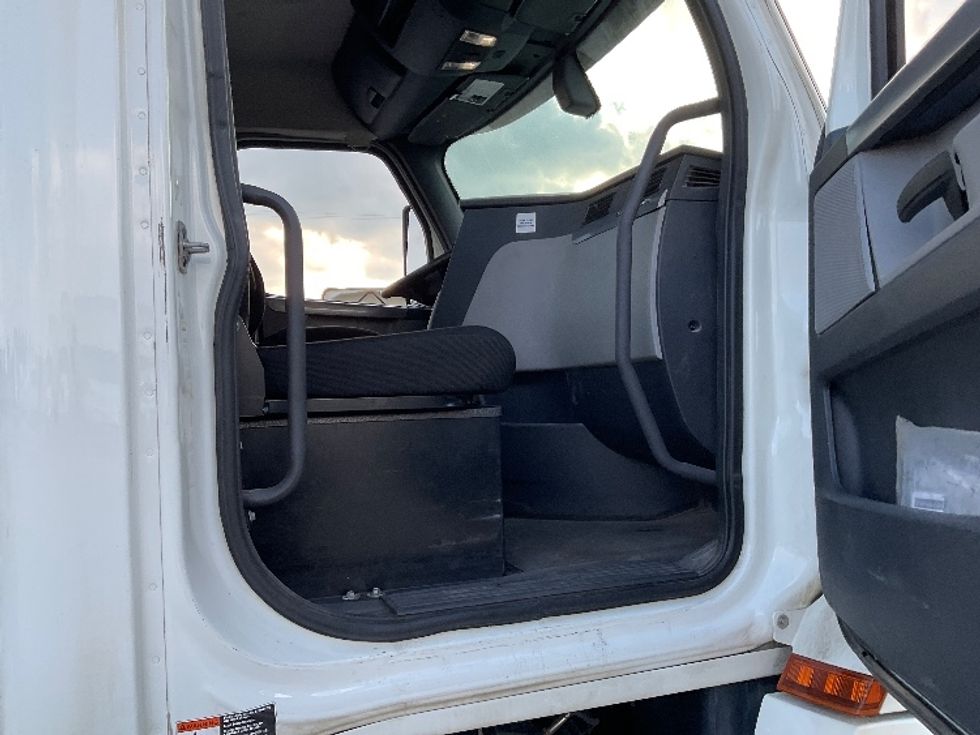 Day Cab Tractor-Heavy Duty Tractors-Freightliner-2019-T12664ST-Flint-MI-451,561\n\t\tmiles-$ 41,250 - Image 11