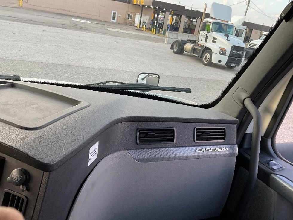 Day Cab Tractor-Heavy Duty Tractors-Freightliner-2019-T12664ST-Flint-MI-451,561\n\t\tmiles-$ 41,250 - Image 12