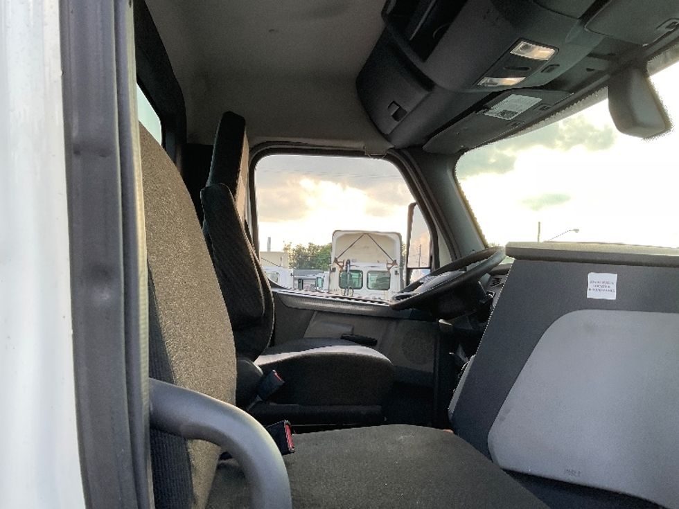 Day Cab Tractor-Heavy Duty Tractors-Freightliner-2019-T12664ST-Flint-MI-451,561\n\t\tmiles-$ 41,250 - Image 13