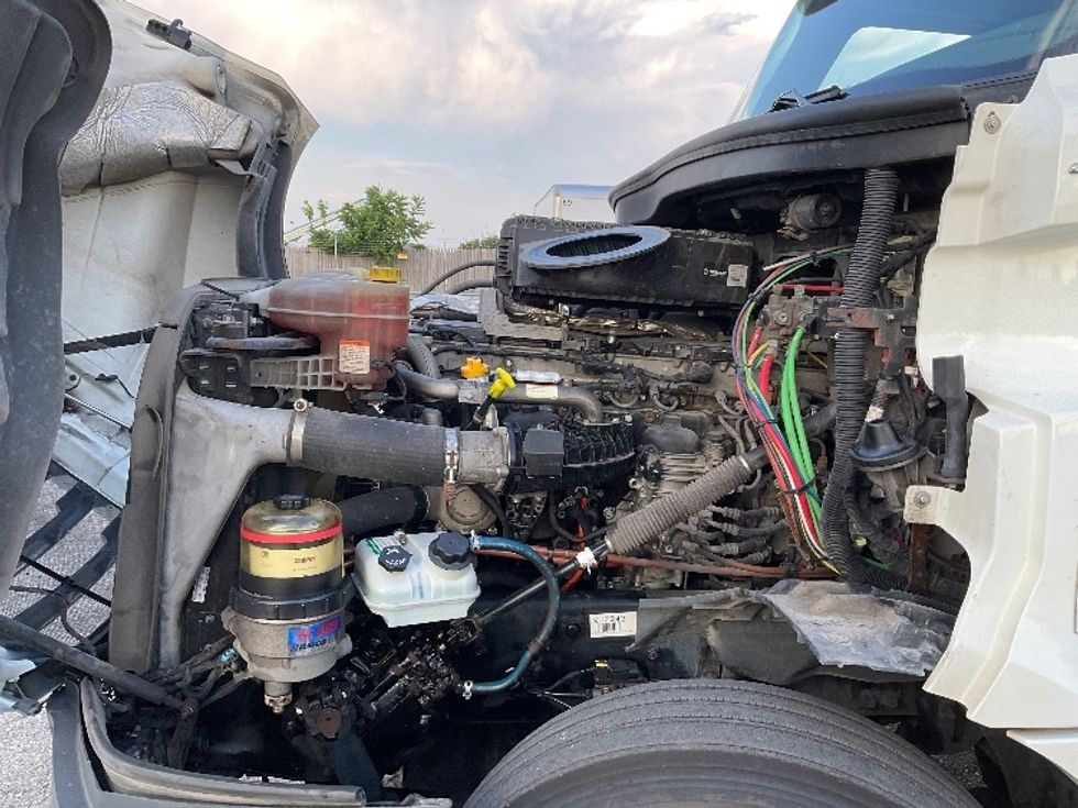 Day Cab Tractor-Heavy Duty Tractors-Freightliner-2019-T12664ST-Flint-MI-451,561\n\t\tmiles-$ 41,250 - Image 15