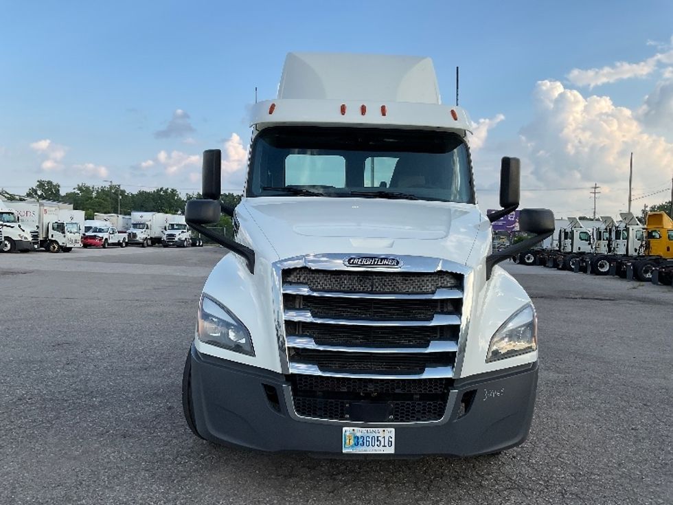 Day Cab Tractor-Heavy Duty Tractors-Freightliner-2019-T12664ST-Flint-MI-451,561\n\t\tmiles-$ 41,250 - Image 2