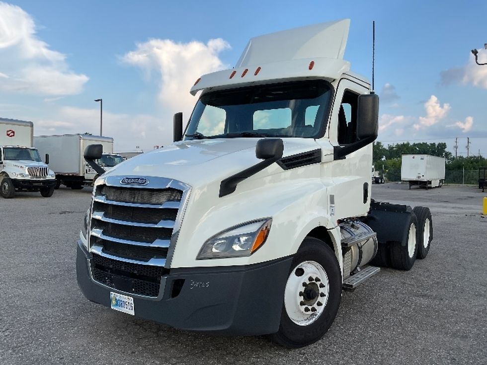 Day Cab Tractor-Heavy Duty Tractors-Freightliner-2019-T12664ST-Flint-MI-451,561\n\t\tmiles-$ 41,250 - Image 3