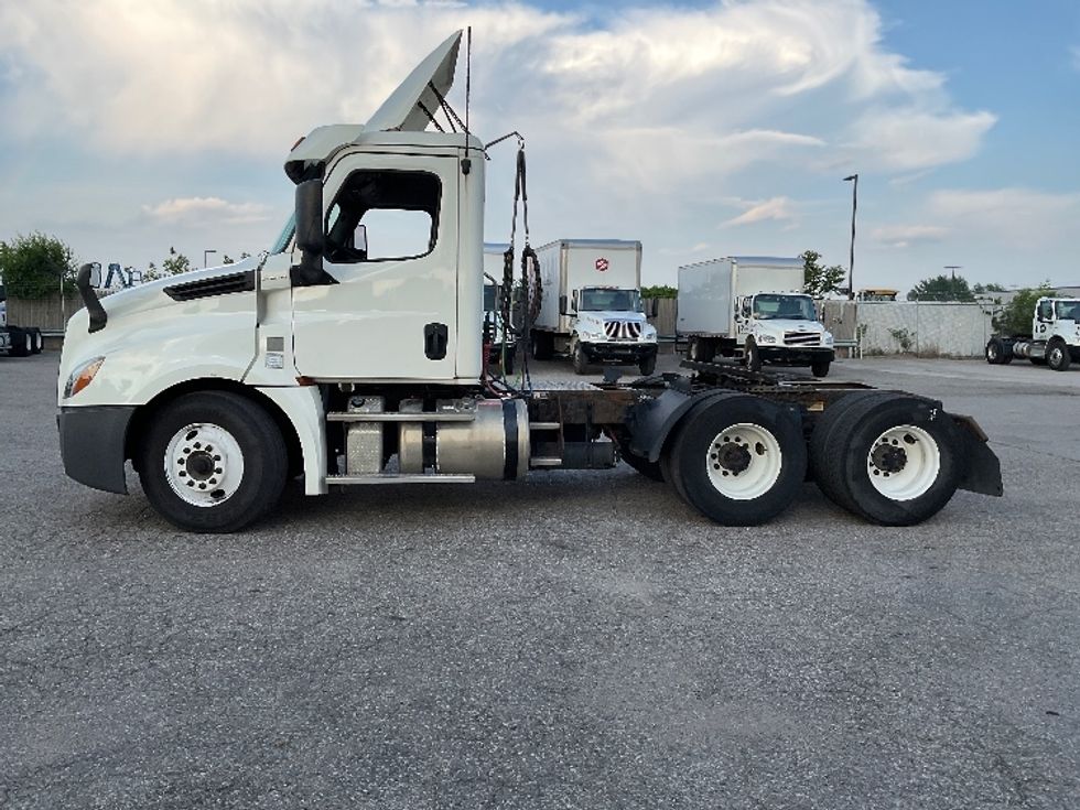Day Cab Tractor-Heavy Duty Tractors-Freightliner-2019-T12664ST-Flint-MI-451,561\n\t\tmiles-$ 41,250 - Image 4