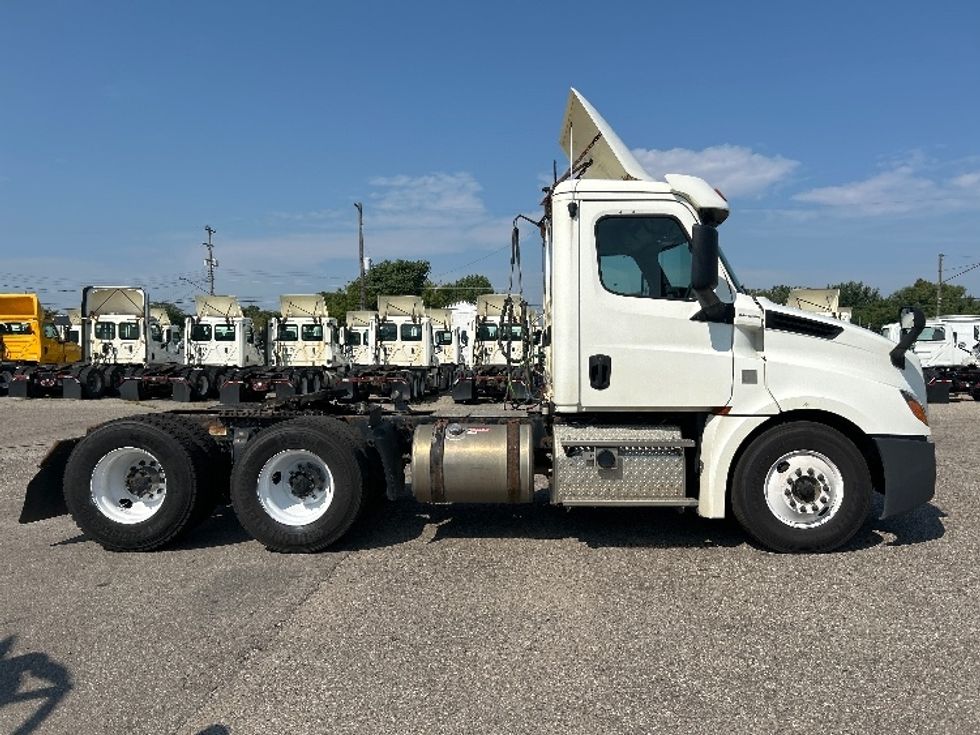 Day Cab Tractor-Heavy Duty Tractors-Freightliner-2019-T12664ST-Flint-MI-451,561\n\t\tmiles-$ 41,250 - Image 8