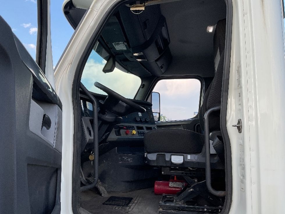 Day Cab Tractor-Heavy Duty Tractors-Freightliner-2019-T12664ST-Flint-MI-451,561\n\t\tmiles-$ 41,250 - Image 9