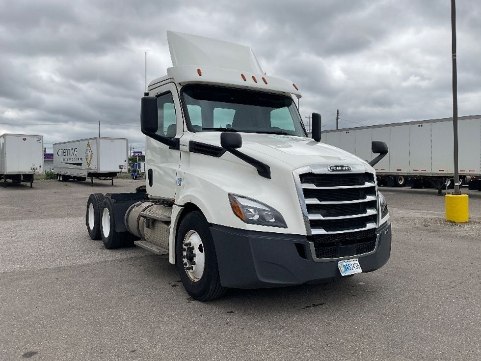 Day Cab Tractor-Heavy Duty Tractors-Freightliner-2019-T12664ST-Flint-MI-451,976\n\t\tmiles-$ 41,250 - Image 1