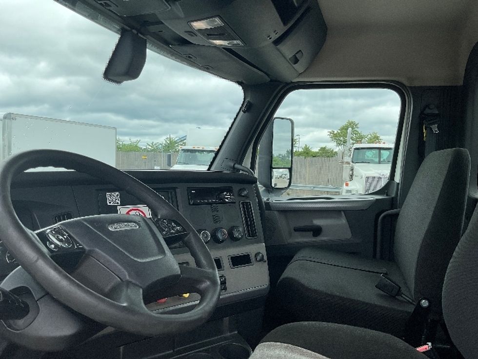 Day Cab Tractor-Heavy Duty Tractors-Freightliner-2019-T12664ST-Flint-MI-451,976\n\t\tmiles-$ 41,250 - Image 10