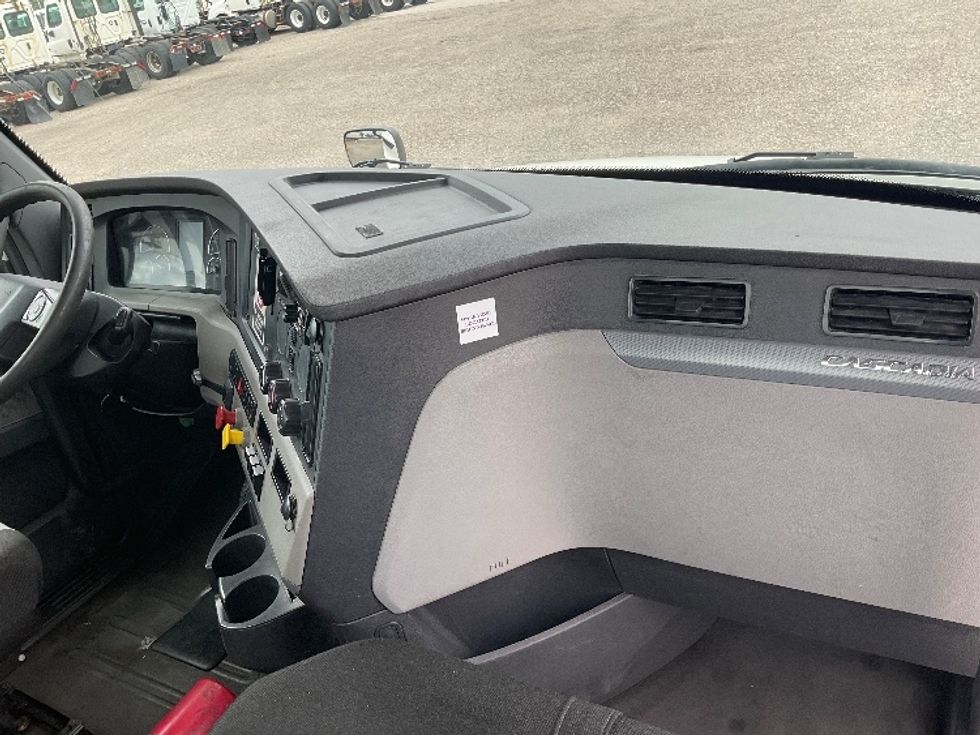 Day Cab Tractor-Heavy Duty Tractors-Freightliner-2019-T12664ST-Flint-MI-451,976\n\t\tmiles-$ 41,250 - Image 13