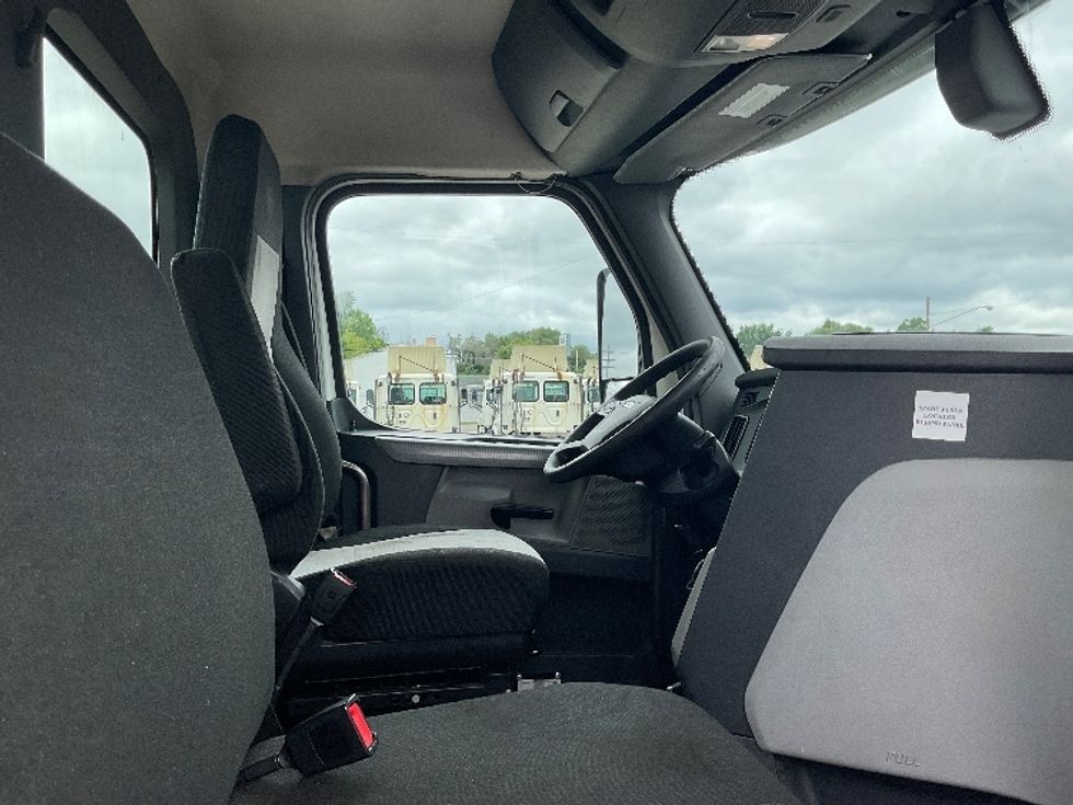 Day Cab Tractor-Heavy Duty Tractors-Freightliner-2019-T12664ST-Flint-MI-451,976\n\t\tmiles-$ 41,250 - Image 14