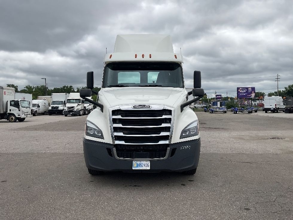 Day Cab Tractor-Heavy Duty Tractors-Freightliner-2019-T12664ST-Flint-MI-451,976\n\t\tmiles-$ 41,250 - Image 2