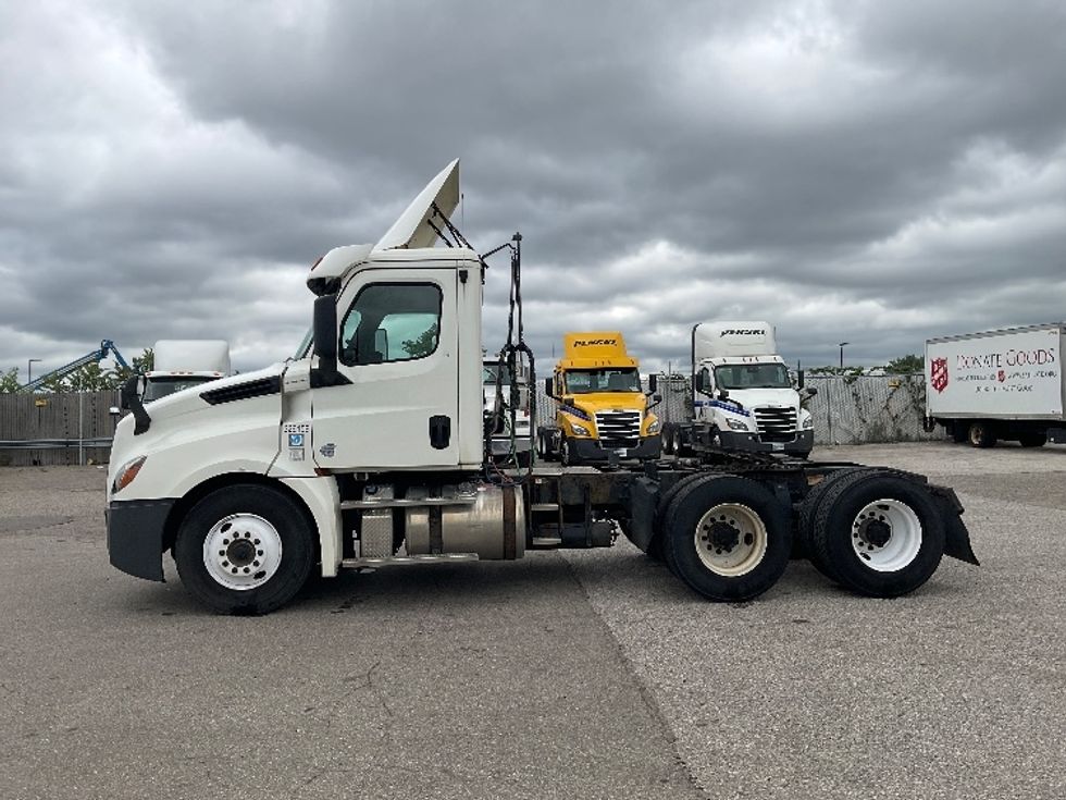Day Cab Tractor-Heavy Duty Tractors-Freightliner-2019-T12664ST-Flint-MI-451,976\n\t\tmiles-$ 41,250 - Image 4