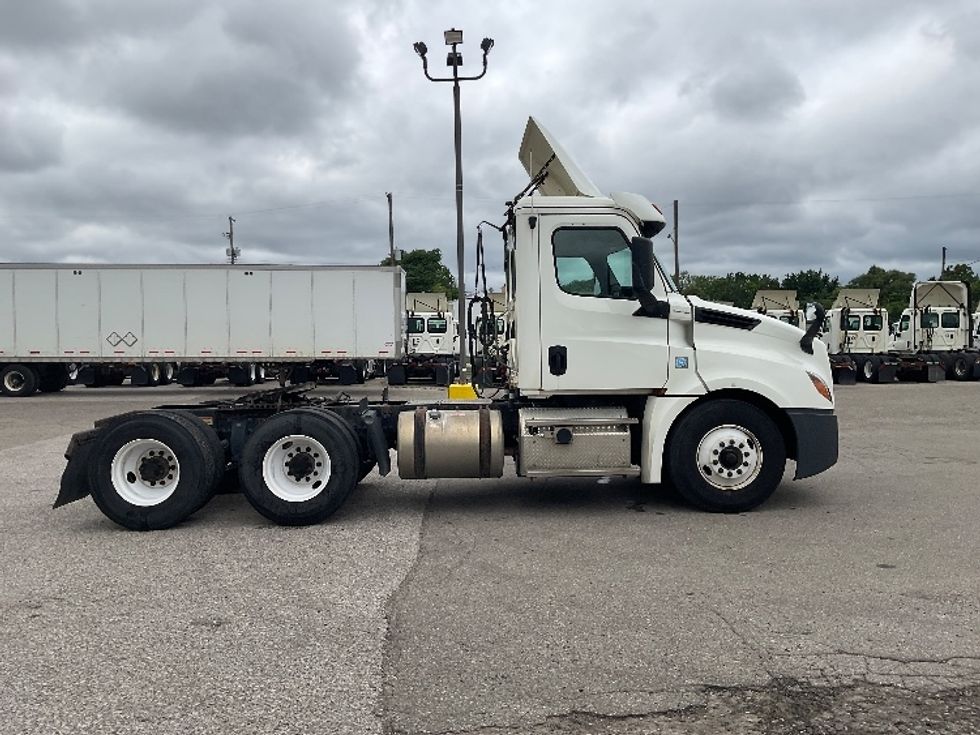 Day Cab Tractor-Heavy Duty Tractors-Freightliner-2019-T12664ST-Flint-MI-451,976\n\t\tmiles-$ 41,250 - Image 8