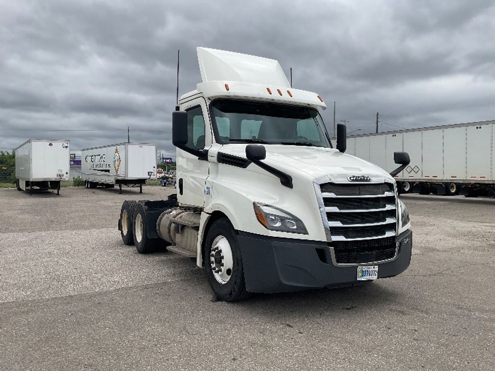 Day Cab Tractor-Heavy Duty Tractors-Freightliner-2019-T12664ST-Flint-MI-475,795\n\t\tmiles-$ 40,000 - Image 1